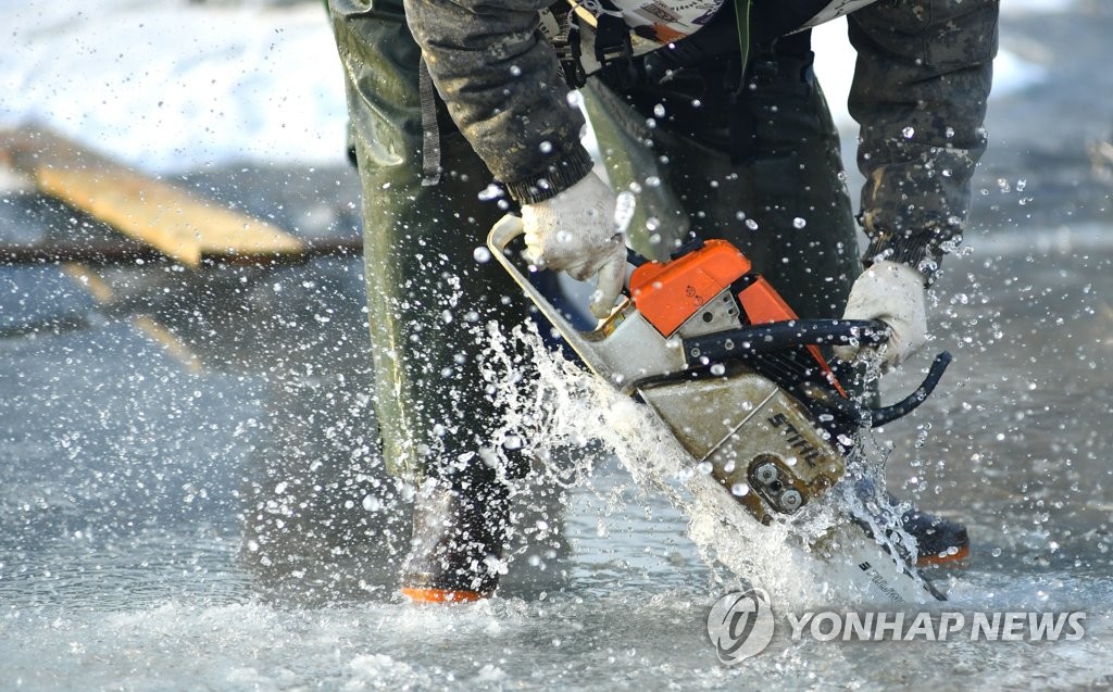 '얼음을 살려라'…개막 준비 바쁜 화천산천어축제