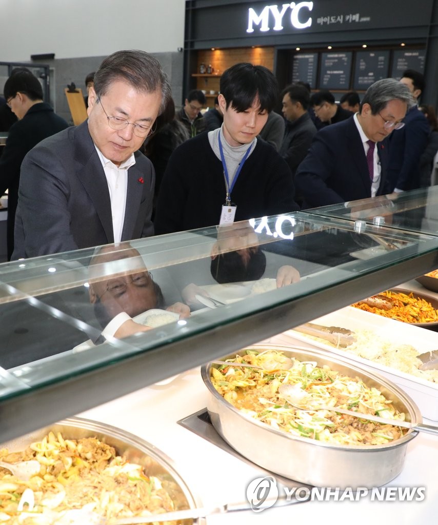 세종청사 구내식당 찾은 문 대통령