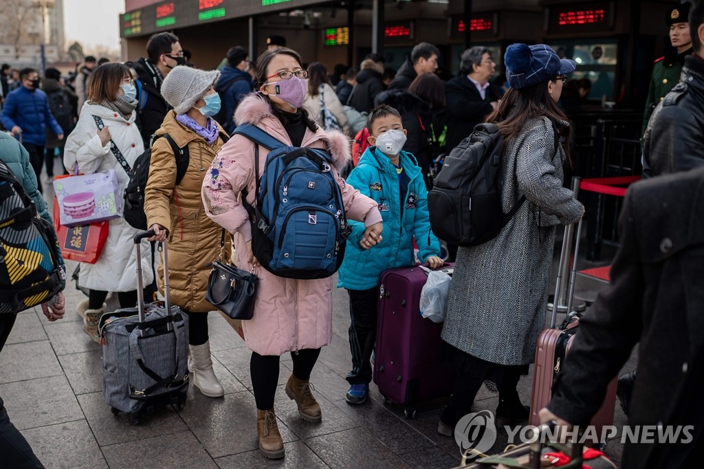 마스크 쓰고 귀향길에 오르는 베이징 시민들