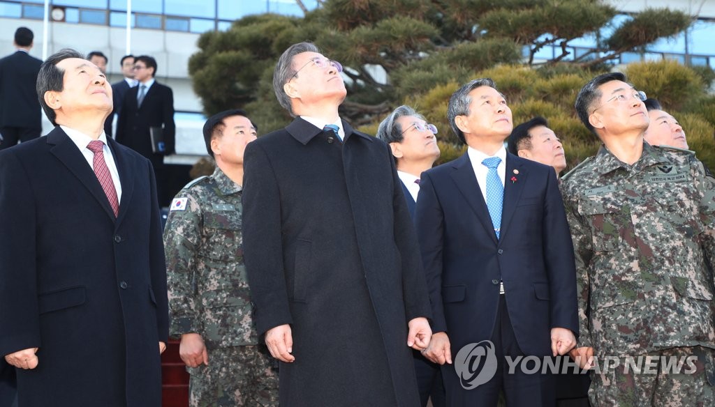 무인전투체계ㆍ안티드론 시연 관람하는 문 대통령
