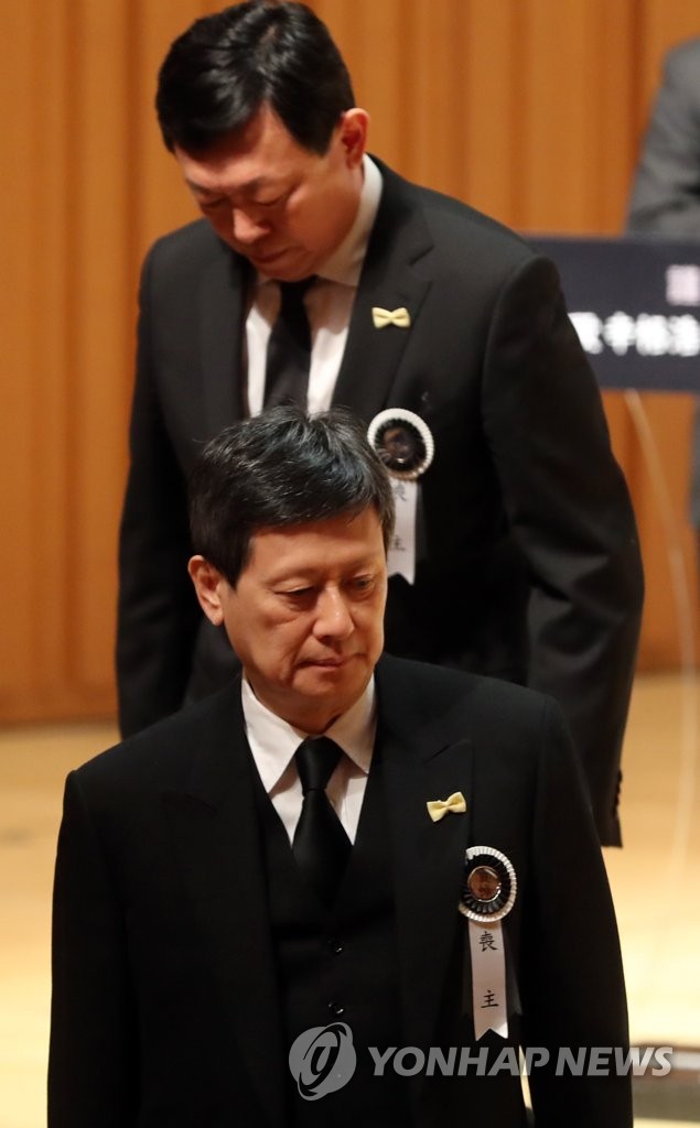 헌화 마친 형제