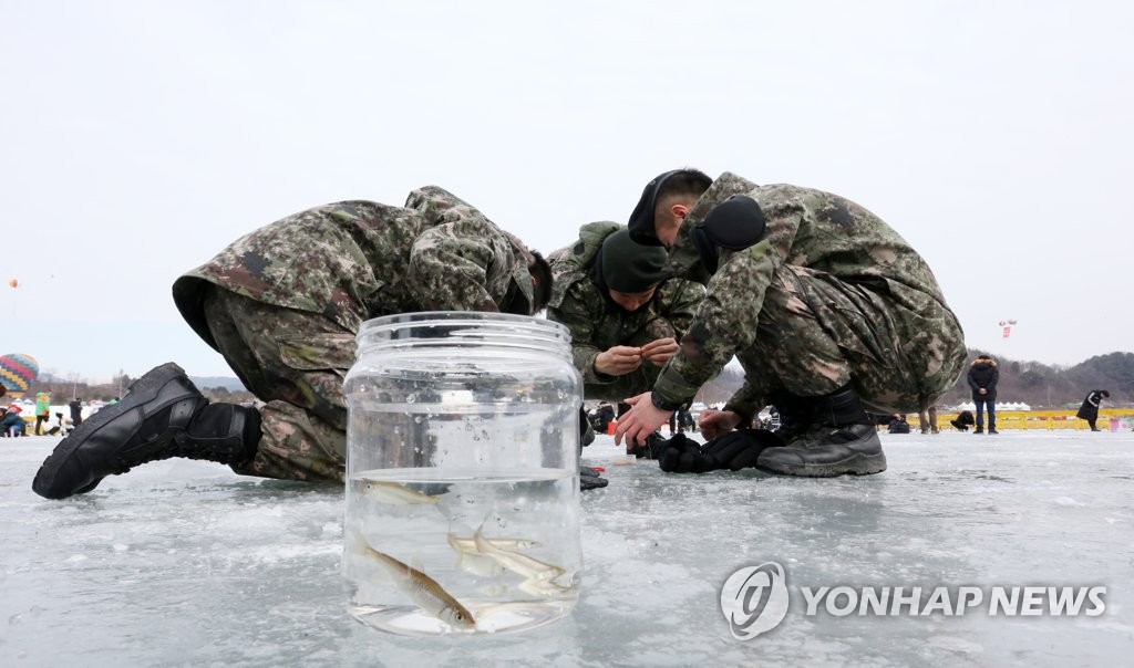 군 장병 빙어 낚시 삼매경