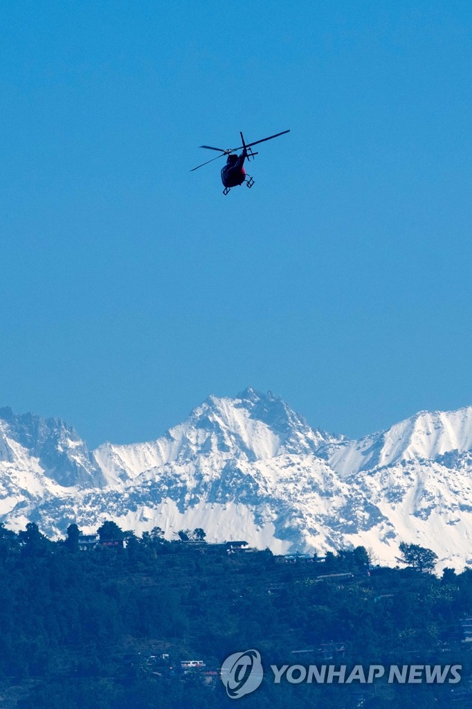 네팔 눈사태 현장 상공을 비행하는 구조 헬리콥터