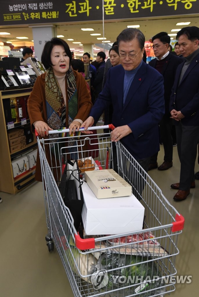 농수산물 구매하는 문 대통령 내외