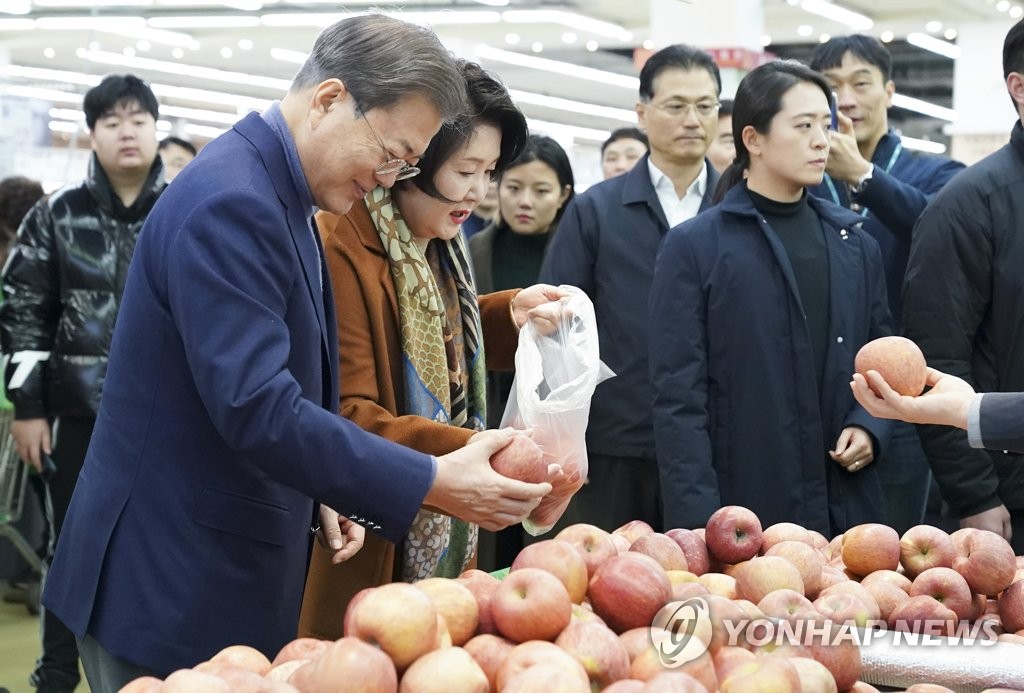 농수산물 구매하는 문 대통령 내외