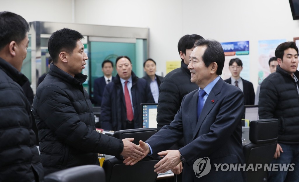 중부경찰서 경찰들 격려하는 정 총리