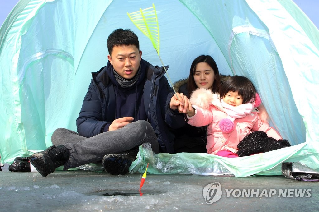 텐트 친 얼음판 위에서 빙어낚시