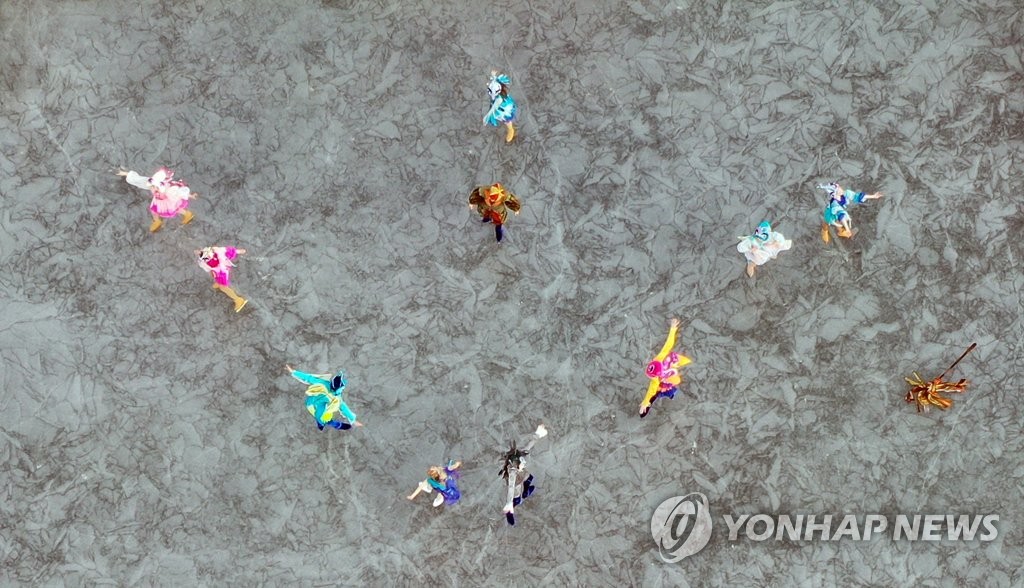 자연 빙판 위 화려한 아이스쇼