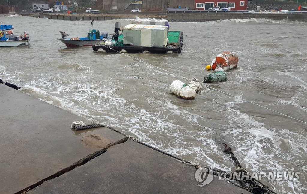 부산 가덕도 항구 내 표류 선박 안전 조치