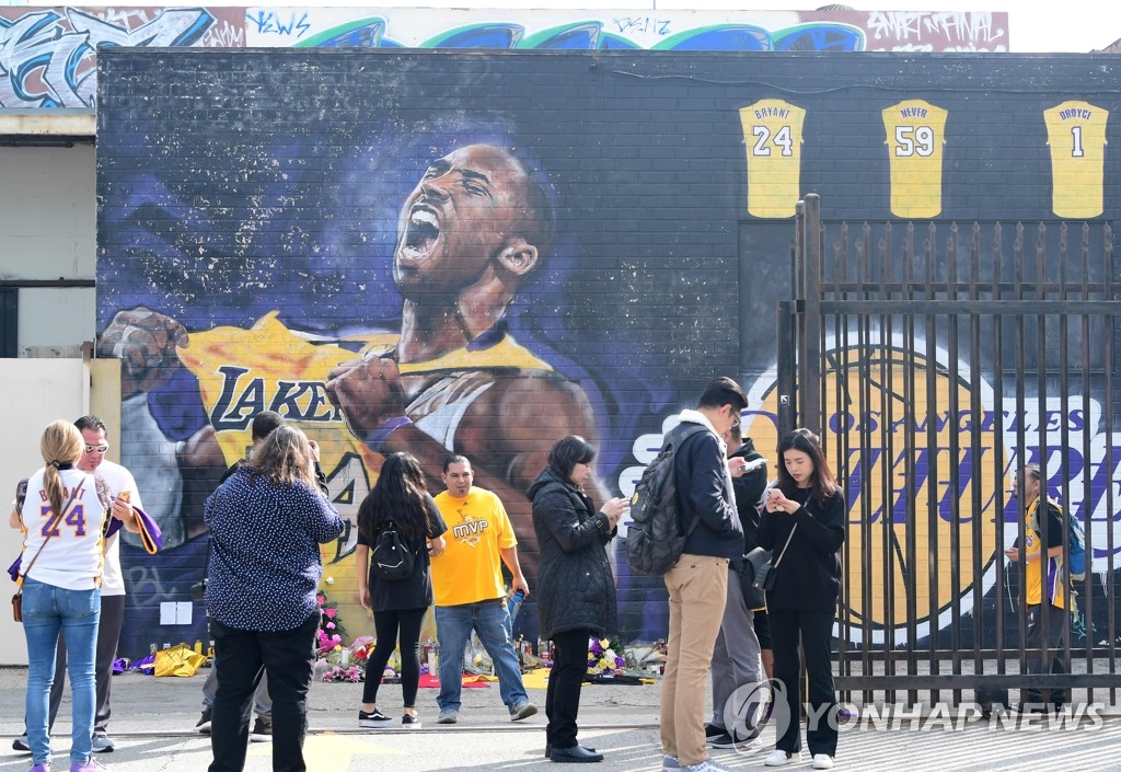 NBA '전설' 브라이언트 벽화 앞 추모객들
