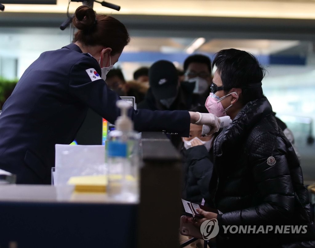물안경과 마스크 쓰고 입국