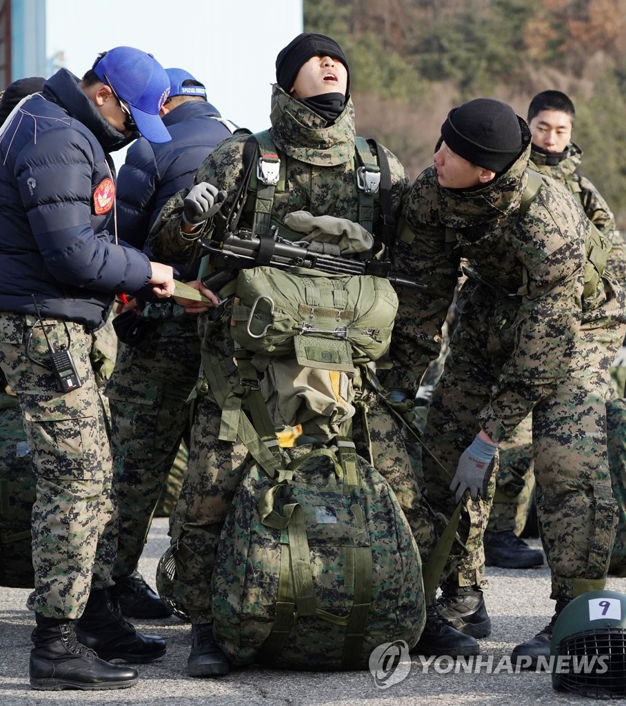 '두려움 만큼 무거운 군장 무게'