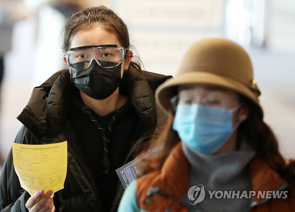 산업용 보호안경 쓰고 입국