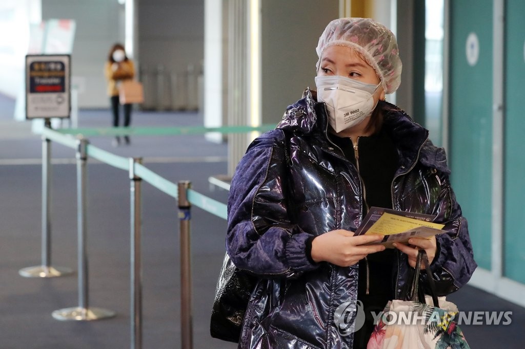 헤어캡 쓰고 입국