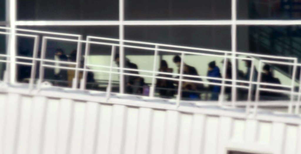 (도쿄 교도=연합뉴스) 2020년 1월 29일 오전 일본 정부 전세기를 타고 중국 우한시를 출발해 일본으로 귀국한 일본인들이 도쿄 하네다공항에서 이동하고 있다.
