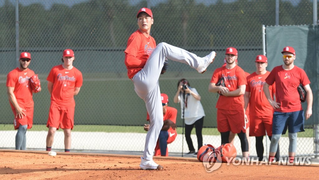 Kim Kwang-hyun of the St. Louis Cardinals pitches in the bullpen during the club's spring training camp at Roger Dean Chevrolet Stadium in Jupiter, Florida, on Feb. 11, 2020. (Yonhap)