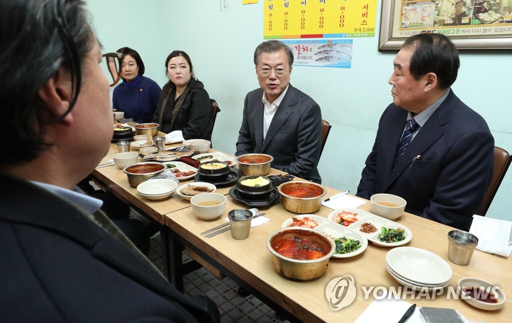 President Moon Jae-in (2nd from R) holds a luncheon meeting with Namdaemun Market vendors at a restaurant in Seoul on Feb. 12, 2020. (Yonhap)