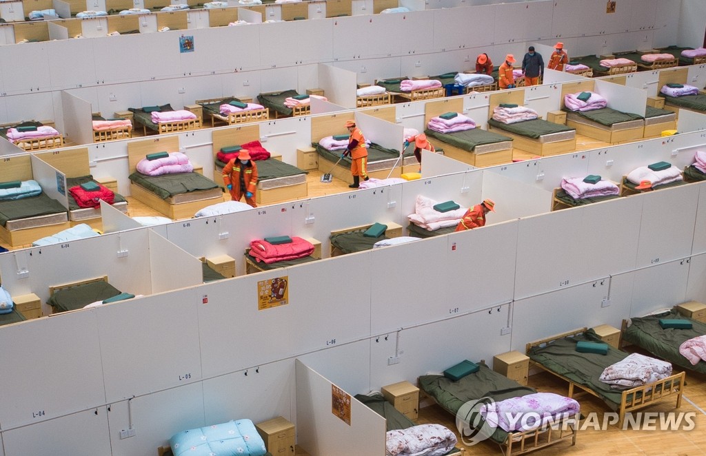 스포츠 센터 개조한 우한의 임시 병원