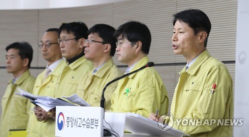'코로나19' 질문 답변하는 김강립 부본부장