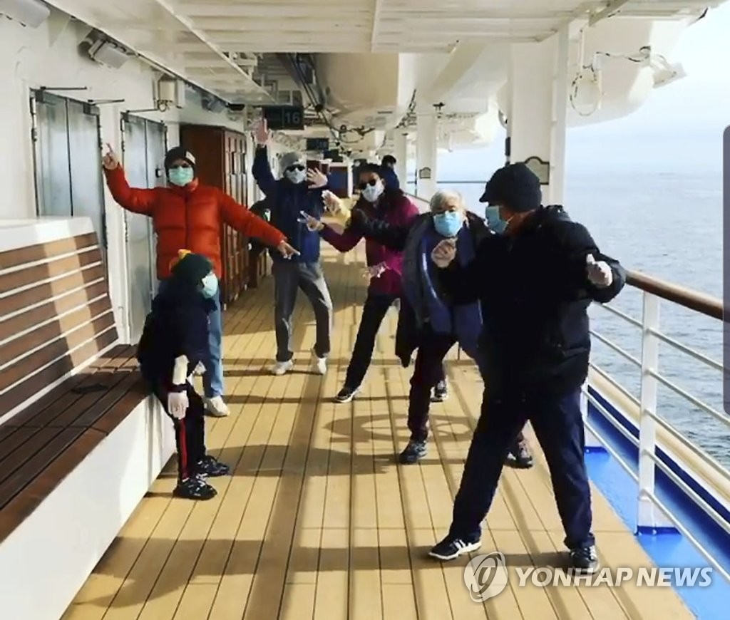 "코로나 이겨내겠다"…일본 크루즈 승객들 눈물겨운 일상