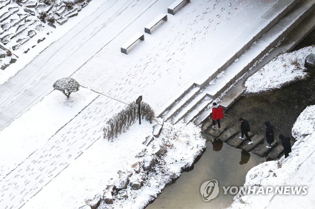 눈 발자국 따라서