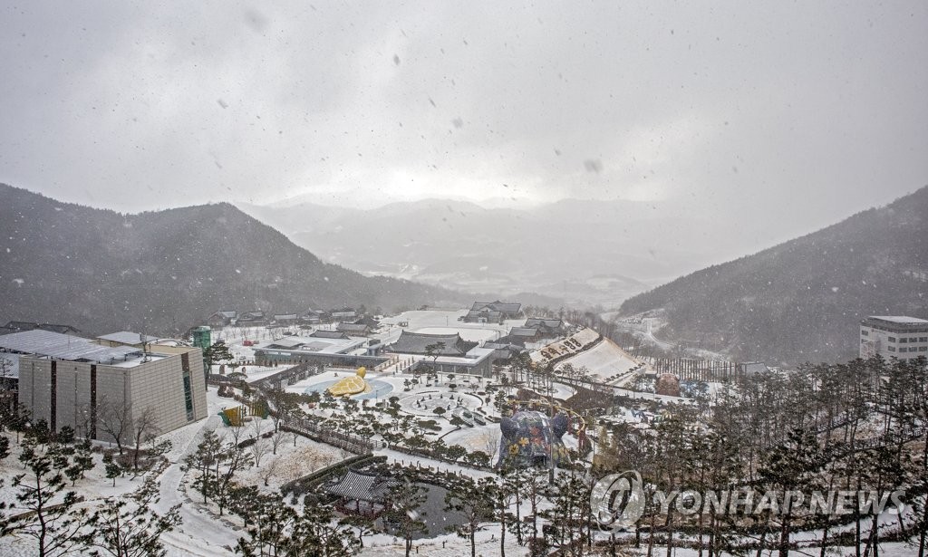 우수 앞둔 동의보감촌 설경