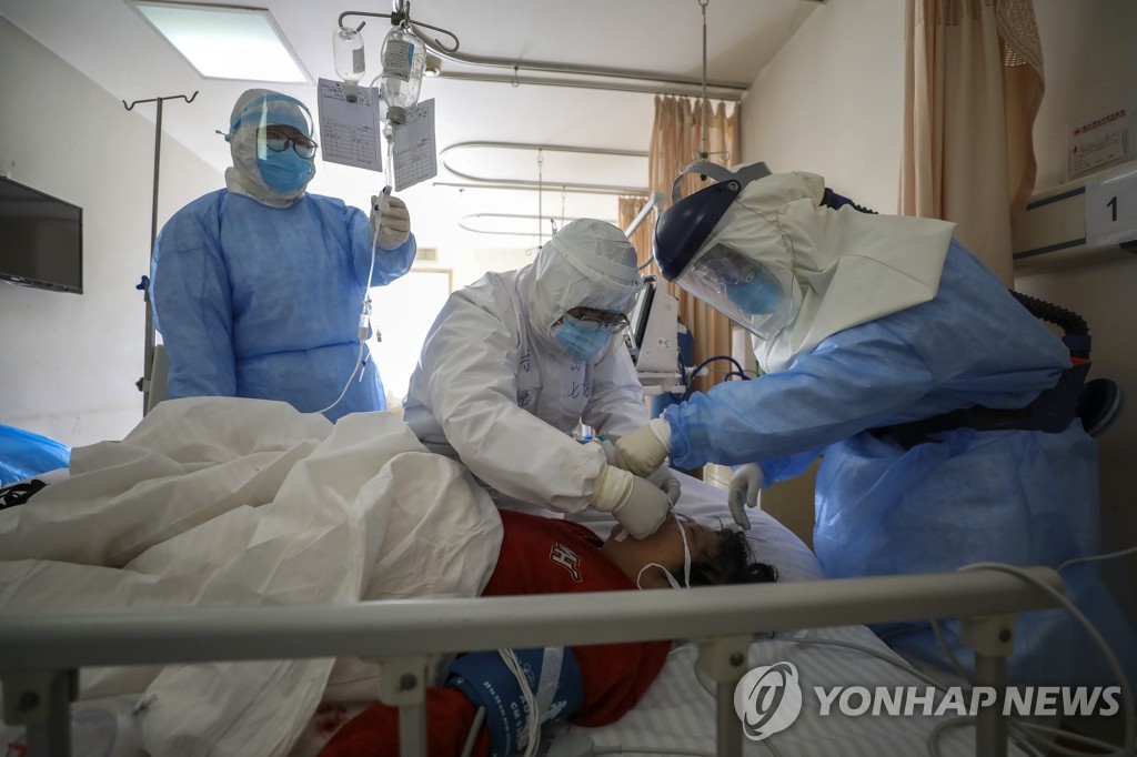 코로나19 환자 치료하는 중국 우한 의료진