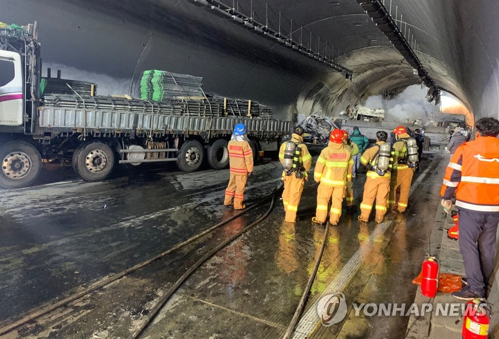 사고 수습 중인 소방관들
