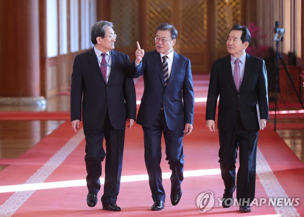 문 대통령 '국무회의장으로'