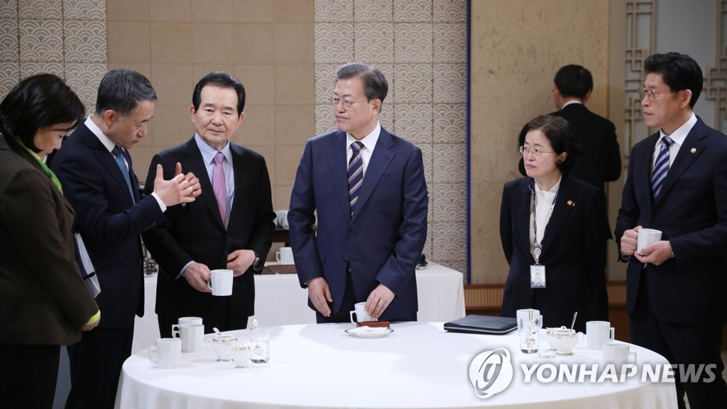 국무위원들과 대화하는 문 대통령