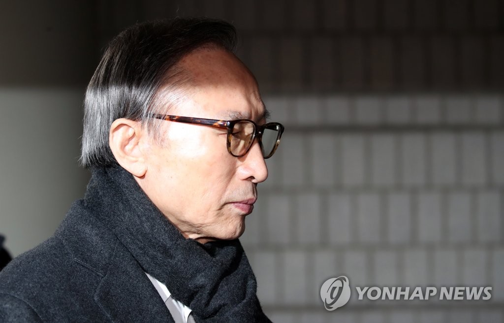 굳은 표정의 이명박 전 대통령