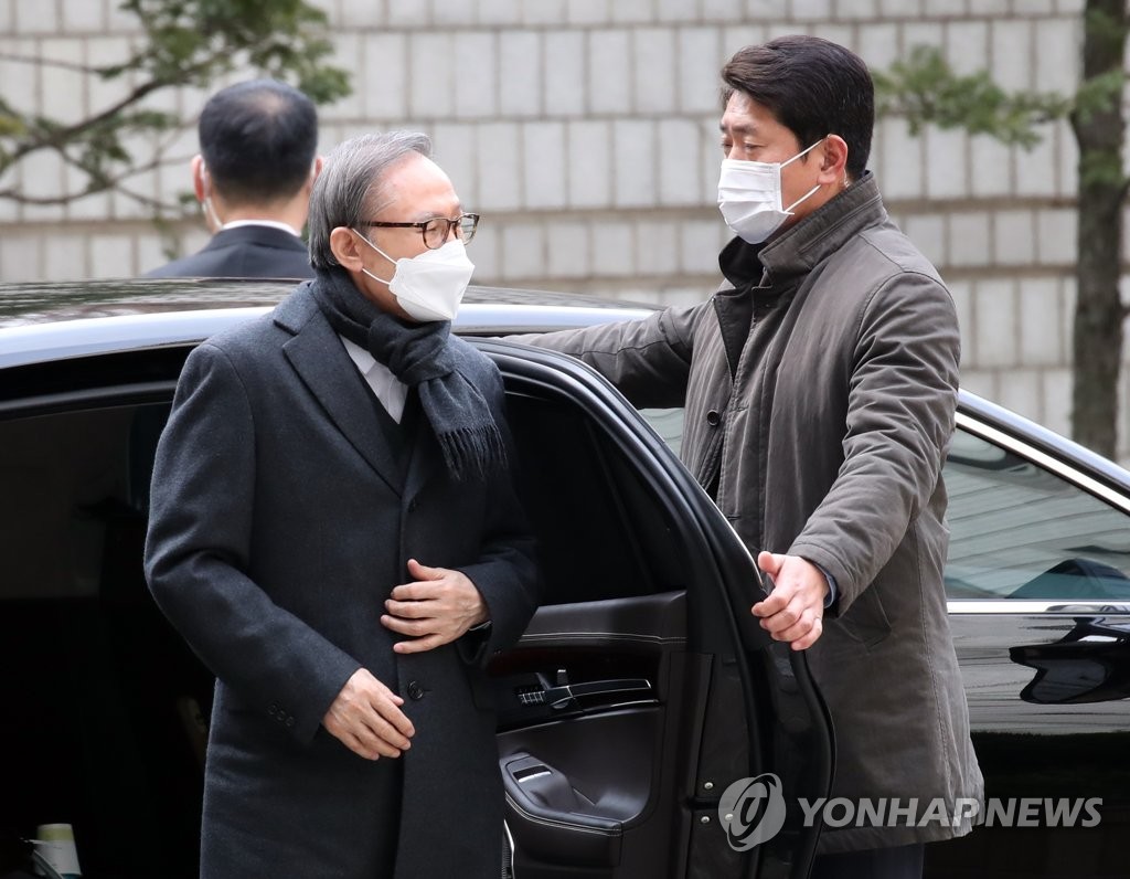 차에서 내리는 이명박 전 대통령