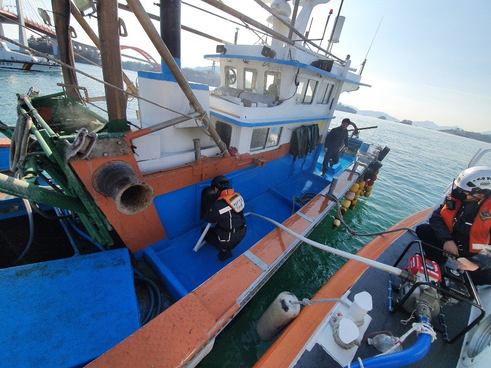 삼천포 해상 조개잡이 선박서 화재…승선원 2명 구조