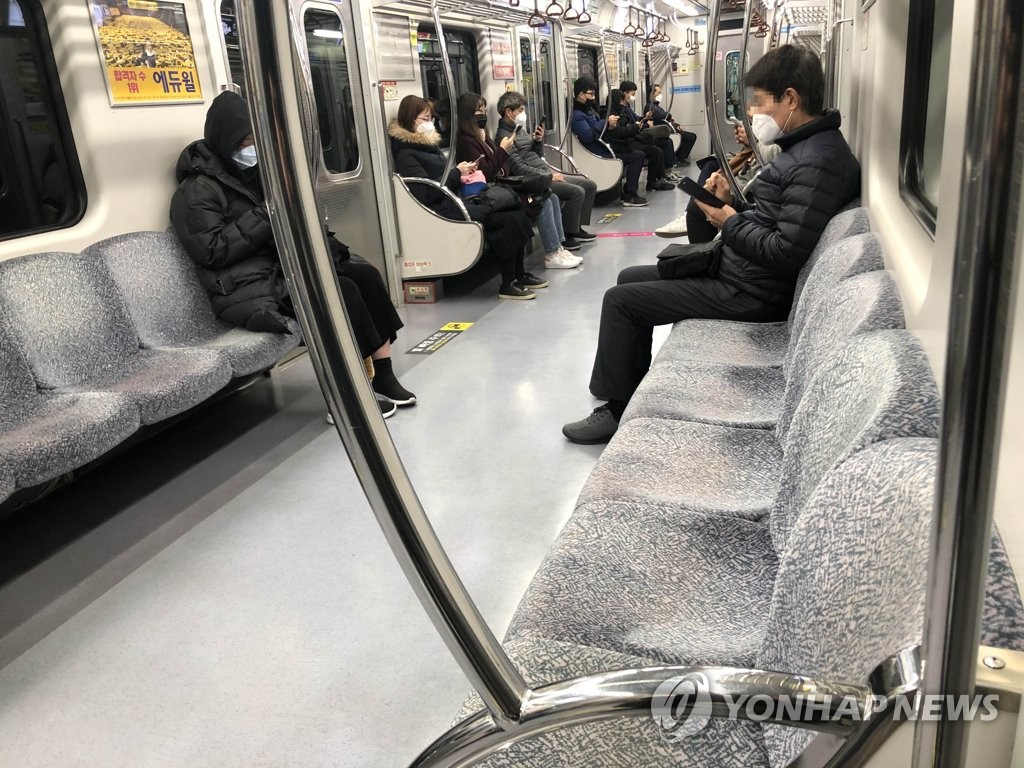 한산한 대구 출근길 지하철
