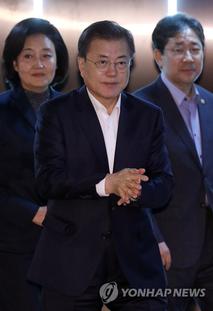 손 소독한 문 대통령