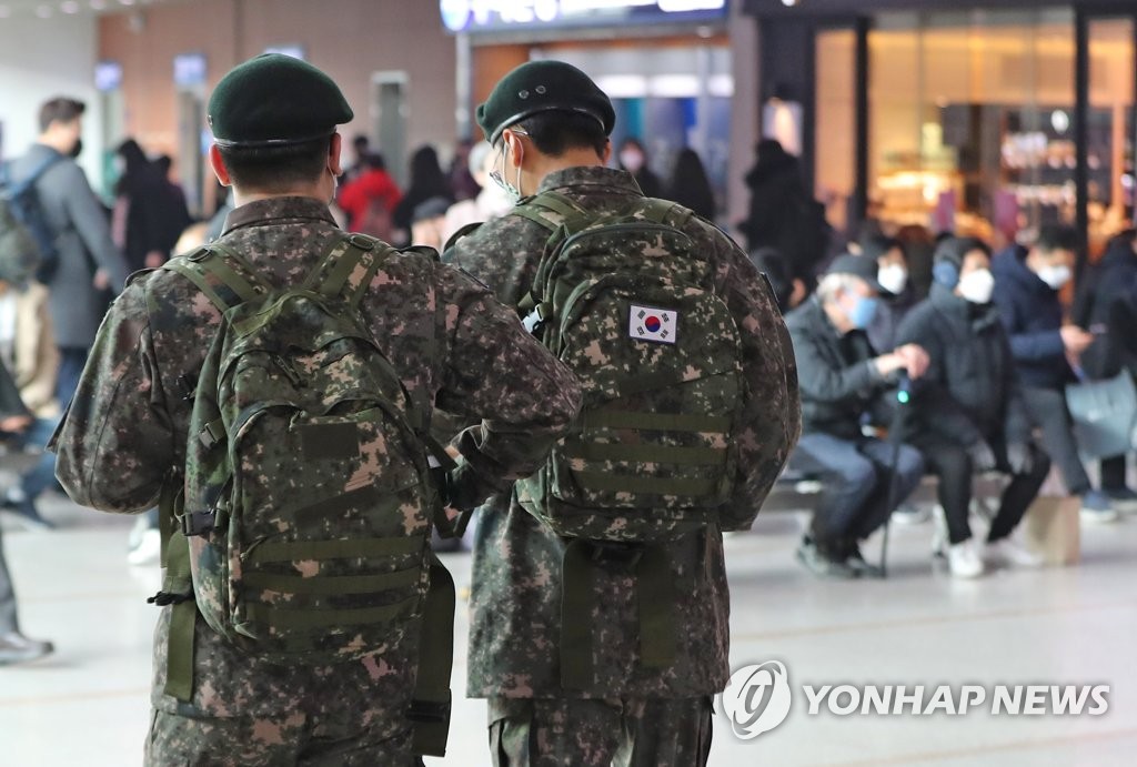 휴가 통제 전인 지난 21일 서울역에서 열차 이용을 위해 이동하는 군인들