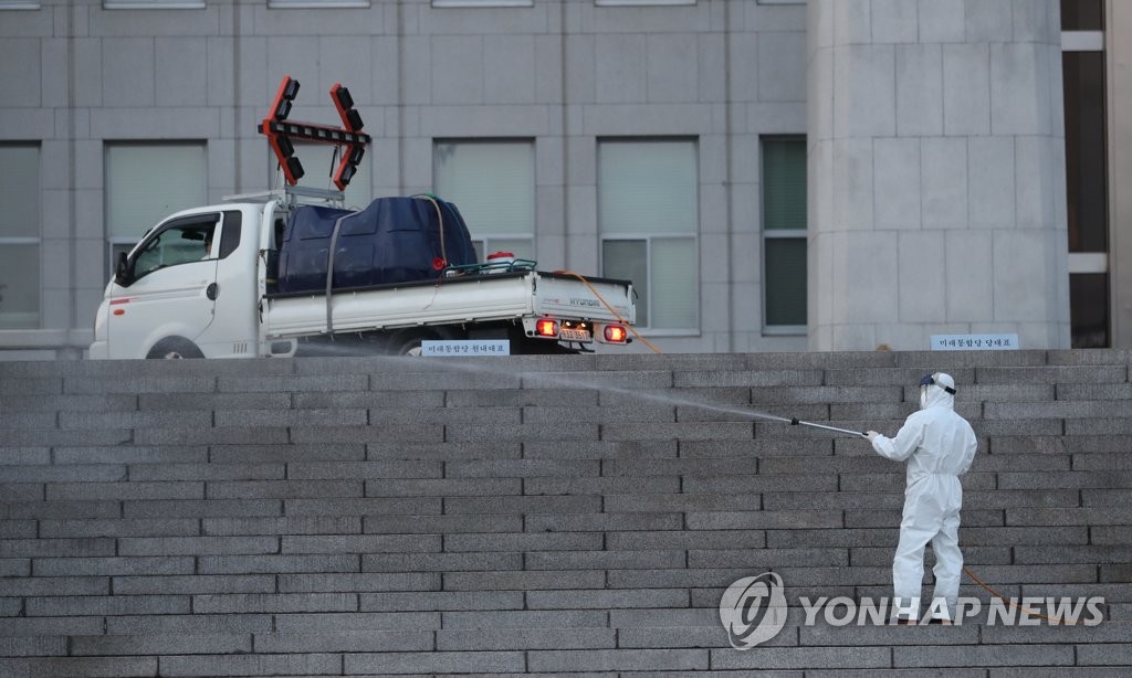 국회 본관 앞 방역 작업