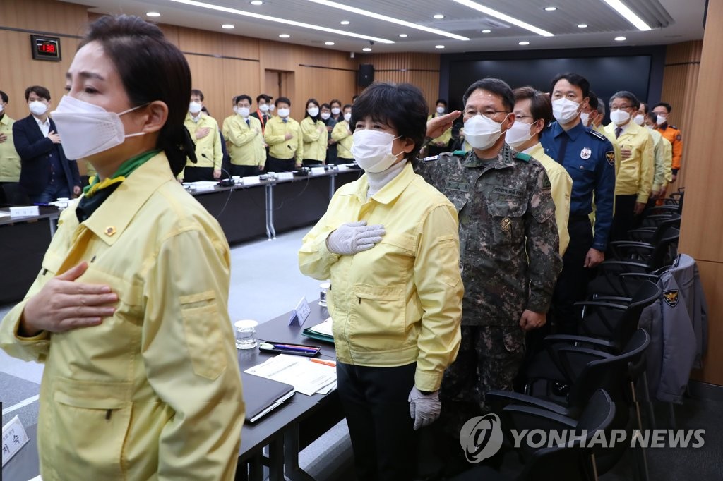 마스크 쓴 회의 참석자들