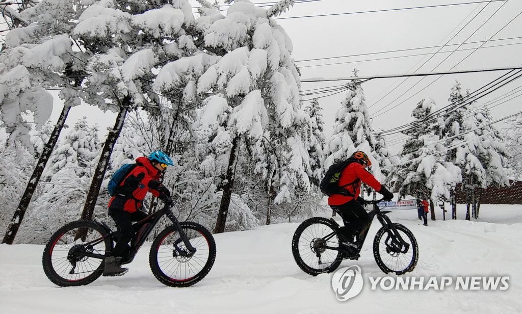 산악자전거 타고 설경 속으로