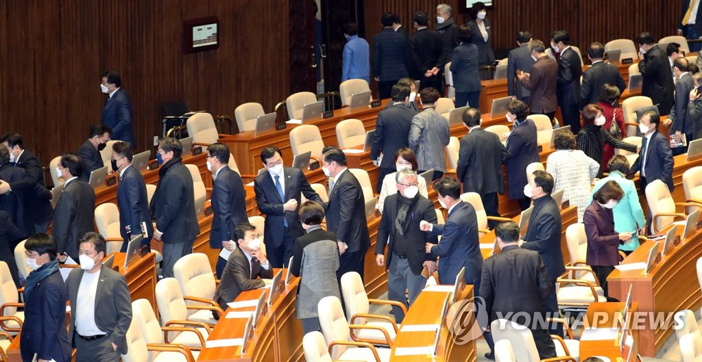 본회의장 나서는 의원들