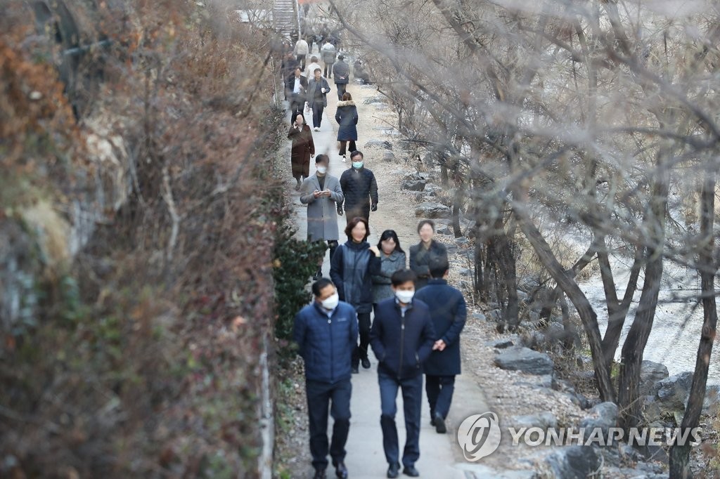점심 산책도 마스크와 함께