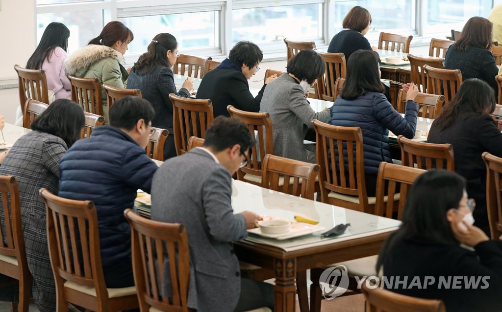 '마주 앉지 못하고 말없이'