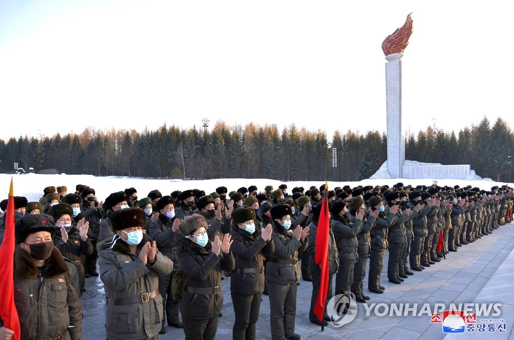 북한 최고인민회의 대의원·상임위 간부들, 백두산 답사 마쳐