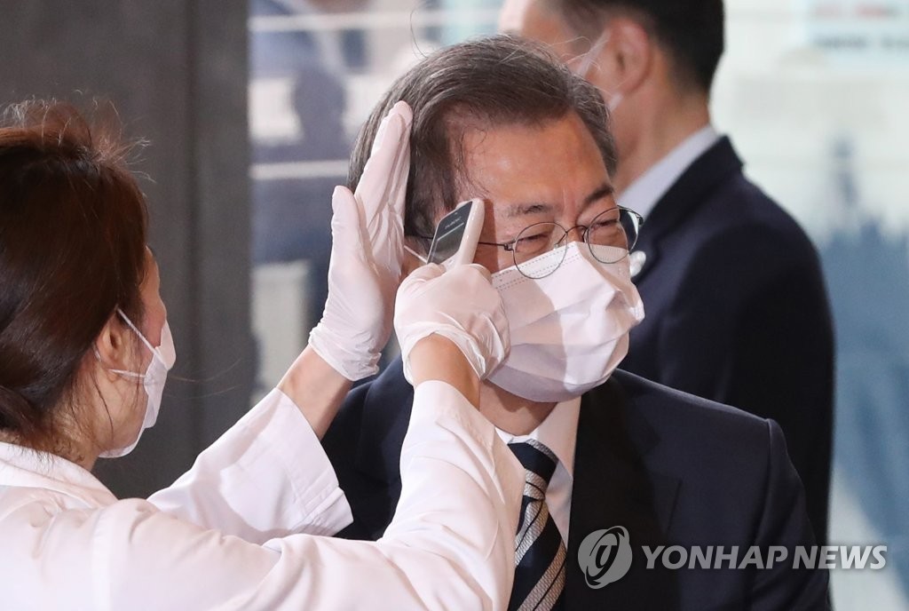 국회서 발열 검사 받는 문 대통령