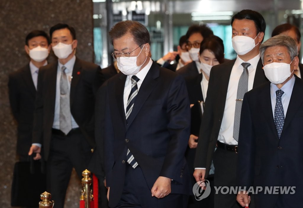 여야 4당 대표 회담장 향하는 문재인 대통령