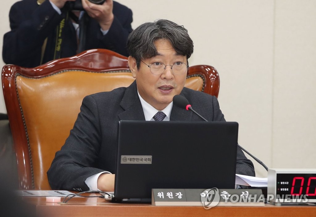 발언하는 이춘석 기재위원장