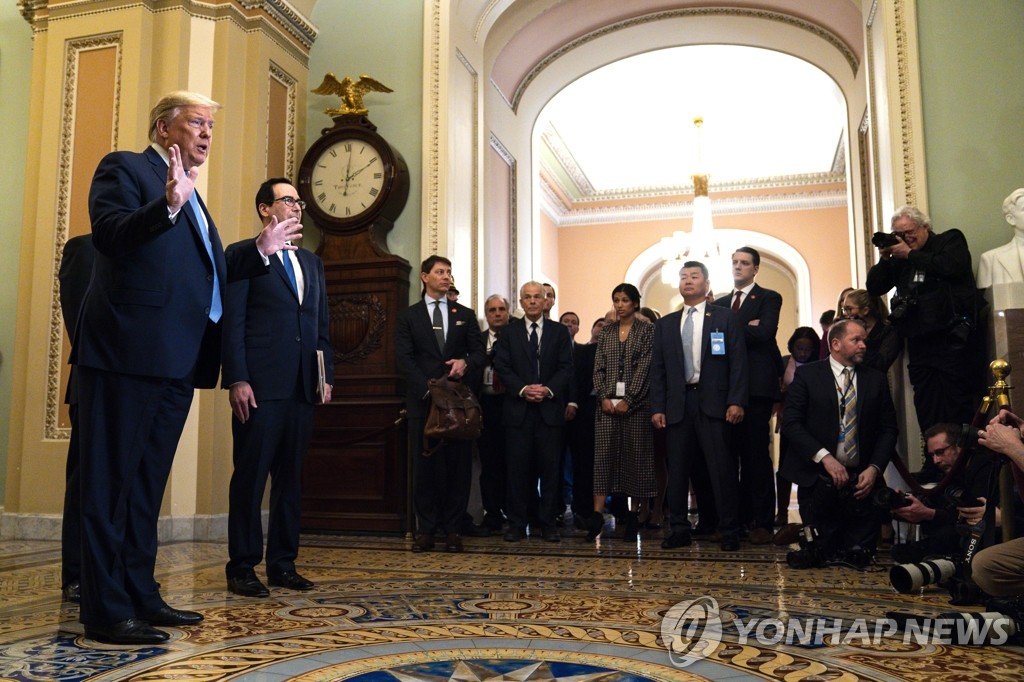 의회에서 기자회견하는 트럼프 대통령