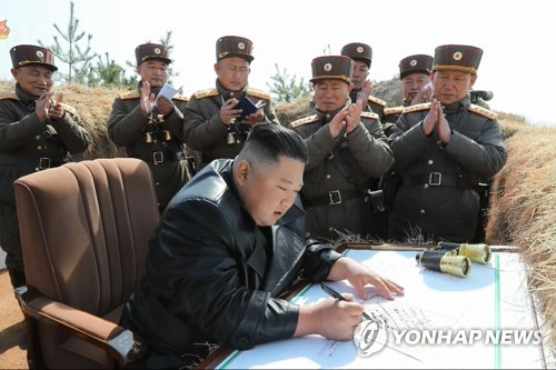 포병부대 훈련 지도한 김정은, 3군단에 친필 수여
