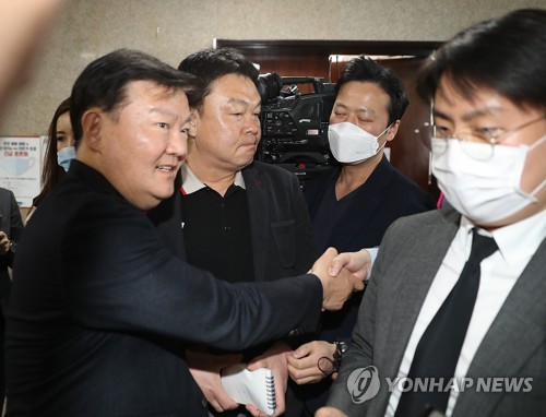 경선승리 축하 인사받는 미래통합당 민경욱 의원