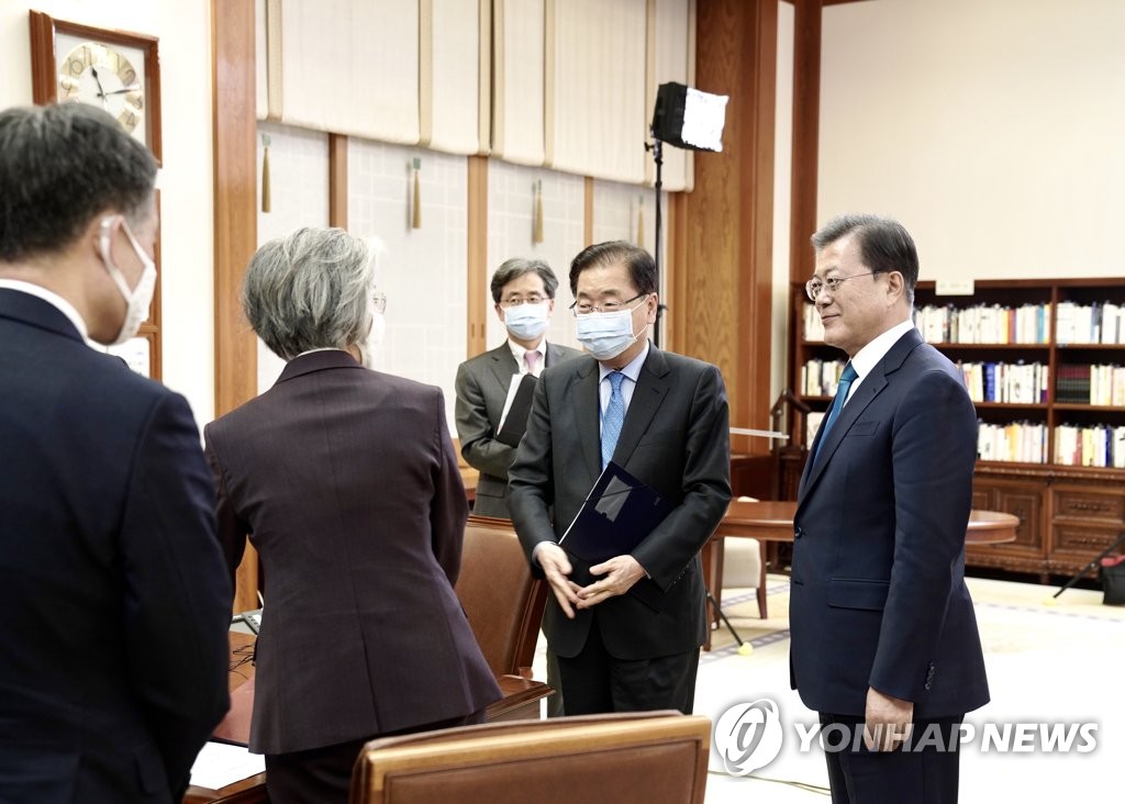 Moon talks to officials after special G-20 conference Moon talks to officials after special G-20 conference